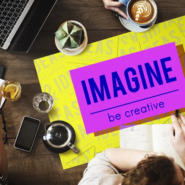 Mesa com cartaz com Imagine — Fotografia de Stock