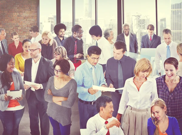 Geschäftsleute im Büro — Stockfoto