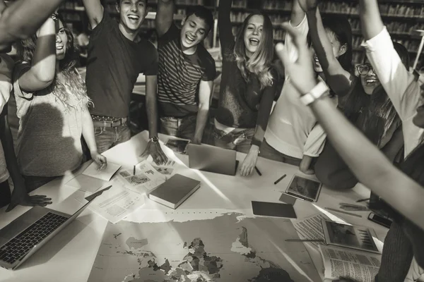 Счастливые студенты празднуют — стоковое фото