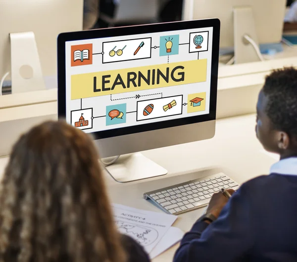 sınıf öğrencilerin bilgisayar kullanarak