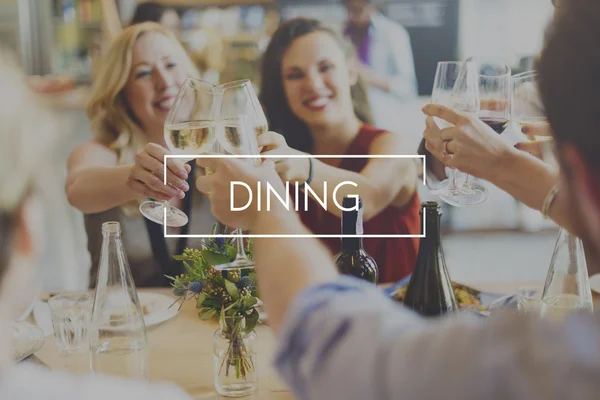 Mujeres felices Brindis con vino en el restaurante — Foto de Stock