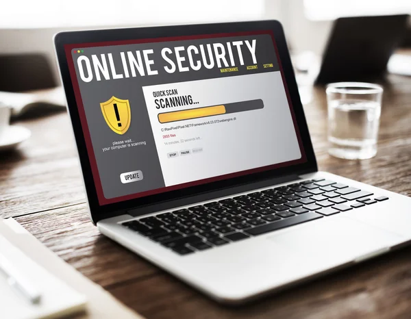 masa üstünde laptop açık