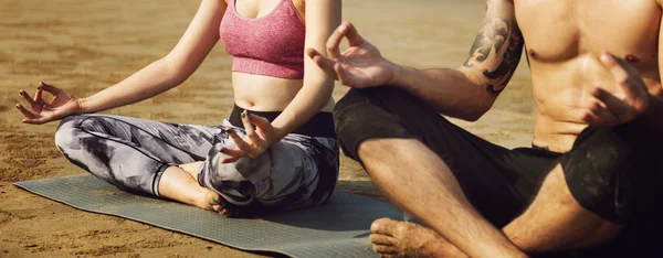 Människor som gör Yoga Meditation — Stockfoto