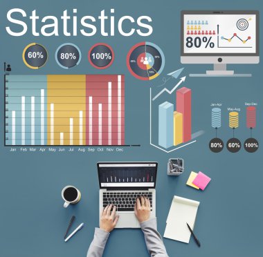 laptop ile çalışan kişi 