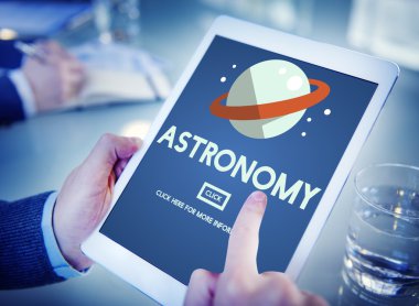 Tablet kullanan adam