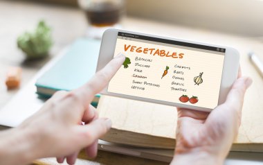 Akıllı telefon elinde tutan kişi