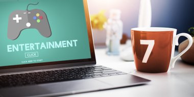 masa üstünde laptop açık