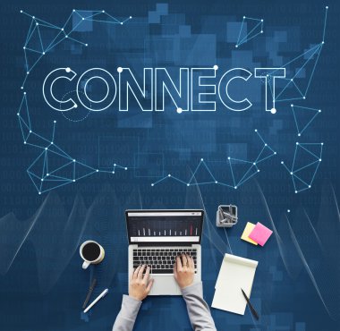 laptop ile çalışan kişi 