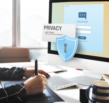 kişi bilgisayar ile çalışma