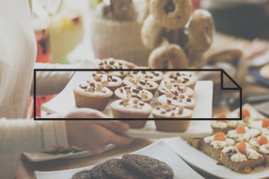 cupcakes kadın elinde tepsi