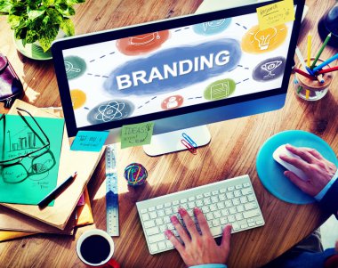 Bilgisayar kullanan adam 