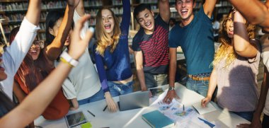 Çok etnik ve mutlu öğrenciler birlikte 