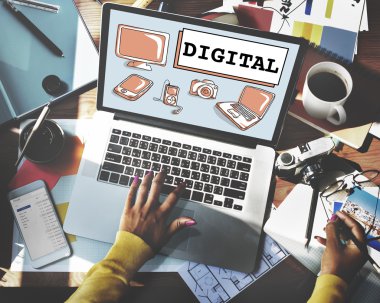 Dizüstü bilgisayarda yazan kadın