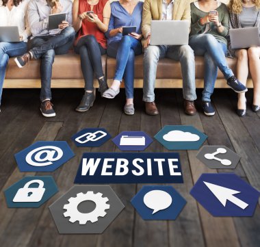 aygıtlar ve Web sitesi ile insanlar oturup