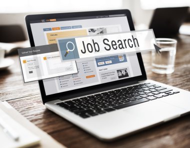 Açık tablo üstünde laptop