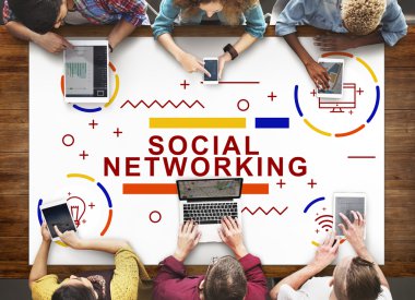 Grup dijital aygıtları ile insan 