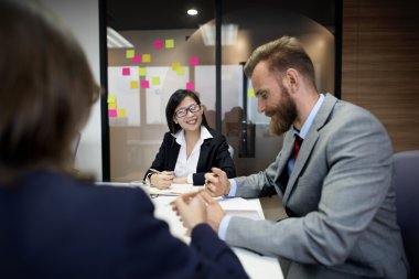 İş adamları birlikte çalışıyor.