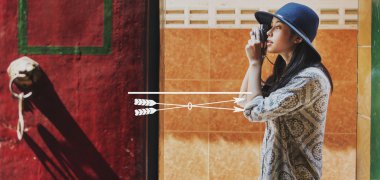 Kamera ile siyah şapkalı kız