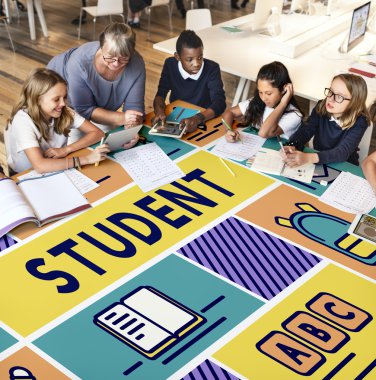 öğretmen okulda öğrenciler ile