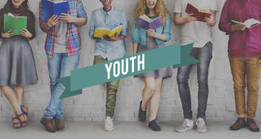 gülümseyen ve kitap tutan insanlar  