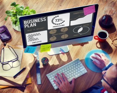 Bilgisayar kullanan adam