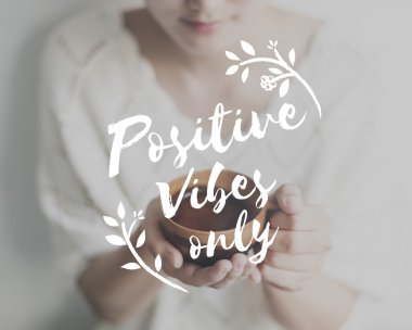 Bir fincan çayla bir kız.