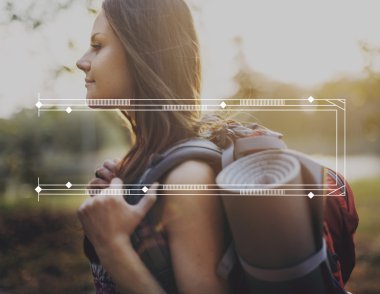 kız sırt çantası ile seyahat 