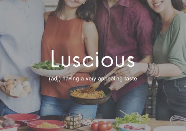 İnsanlar pişirme çanağı birlikte