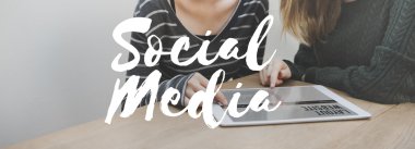 Kız tablet ekranda arıyor