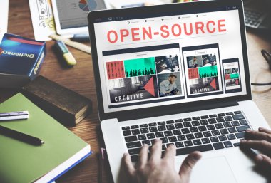 Laptop klavyesinde yazan kişi 