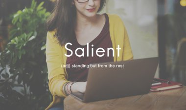 bilgisayar ile çalışan kadın