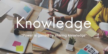 takım öğrencilerin birlikte beyin fırtınası