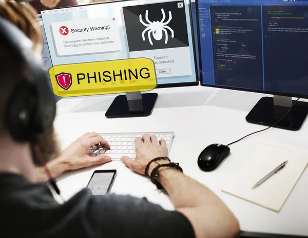 Homem de negócios trabalhando no computador com Phishing — Fotografia de Stock