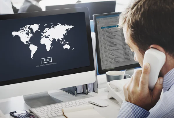Бізнесмен працює на комп'ютері з глобальною картою — стокове фото