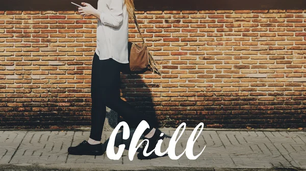 Menina com telefone andando em frente rua — Fotografia de Stock