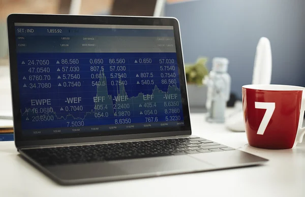 Laptop e caneca vermelha na mesa — Fotografia de Stock