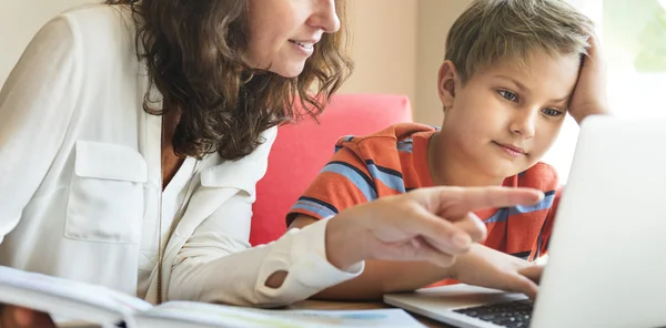 Mamma e figlio passare del tempo insieme — Foto Stock