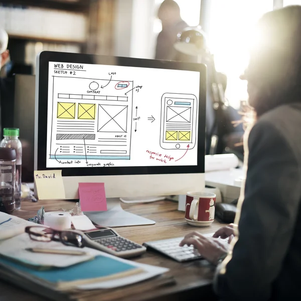 Geschäftsfrau schaut auf Monitor — Stockfoto