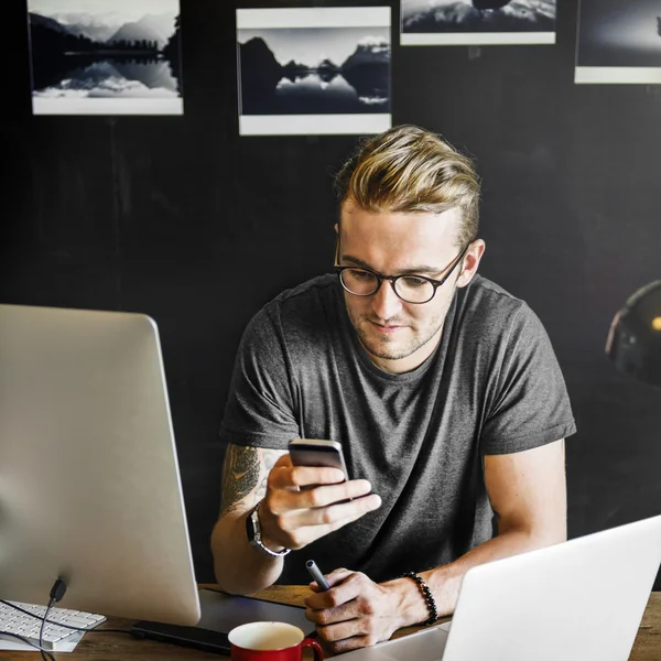 Fotograf som arbetar med digitala enheter — Stockfoto