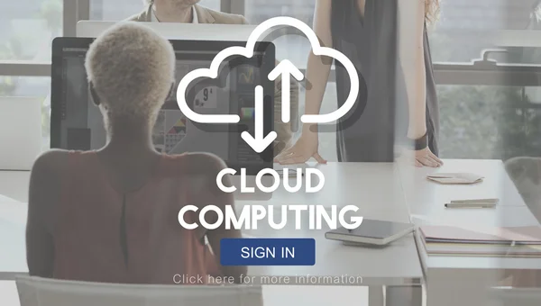 Бизнесвумен, работающая на компьютере и облачных вычислениях — стоковое фото