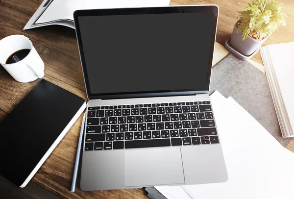 Avstängd laptop på bord — Stockfoto