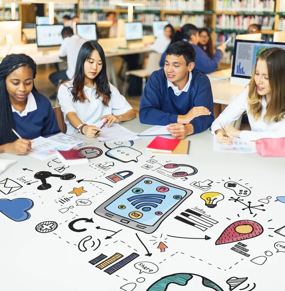 Diversiteit studenten huiswerk — Stockfoto