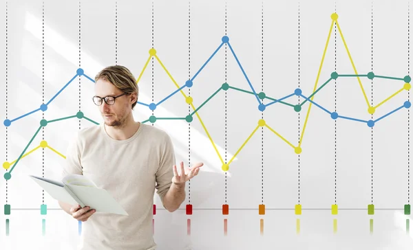 Affärsman arbetar med diagram — Stockfoto