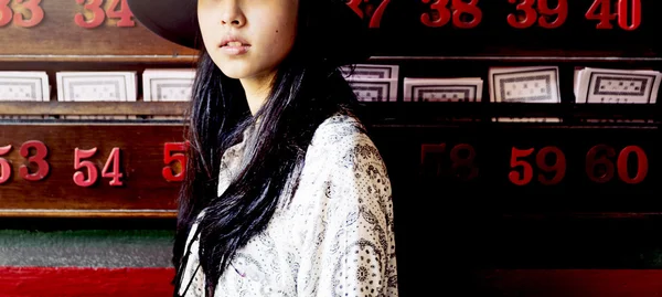 Siyah şapkalı Asyalı kız — Stok fotoğraf