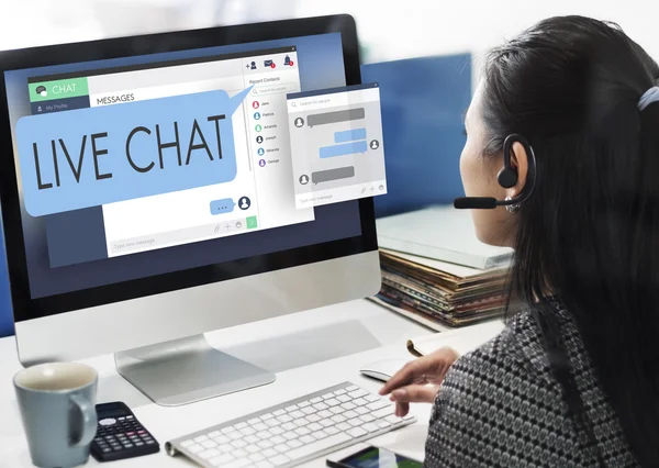 Empresária trabalhando no computador com chat ao vivo — Fotografia de Stock
