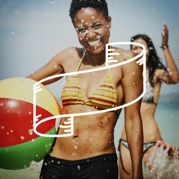 Mujeres felices con pelota de playa — Foto de Stock