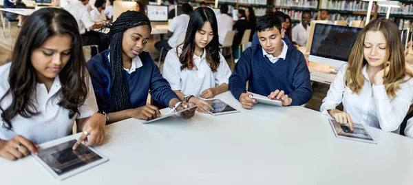 Οι μαθητές χρησιμοποιούν ψηφιακές συσκευές — Φωτογραφία Αρχείου