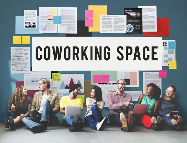 Mangfold av venner nær vegg med coworking space – stockfoto
