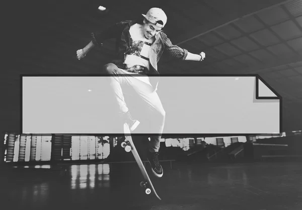 Man springen met skate — Stockfoto