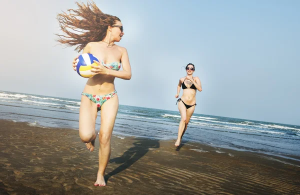 Vrouwen spelen volleybal — Stockfoto